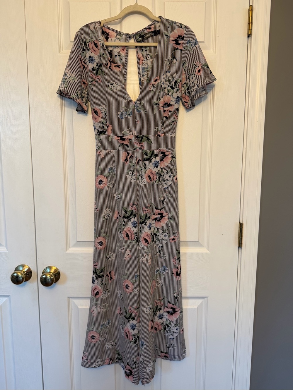 Crystal Sky Striped Gray Jumpsuit Floral Print and Keyhole. Size 7